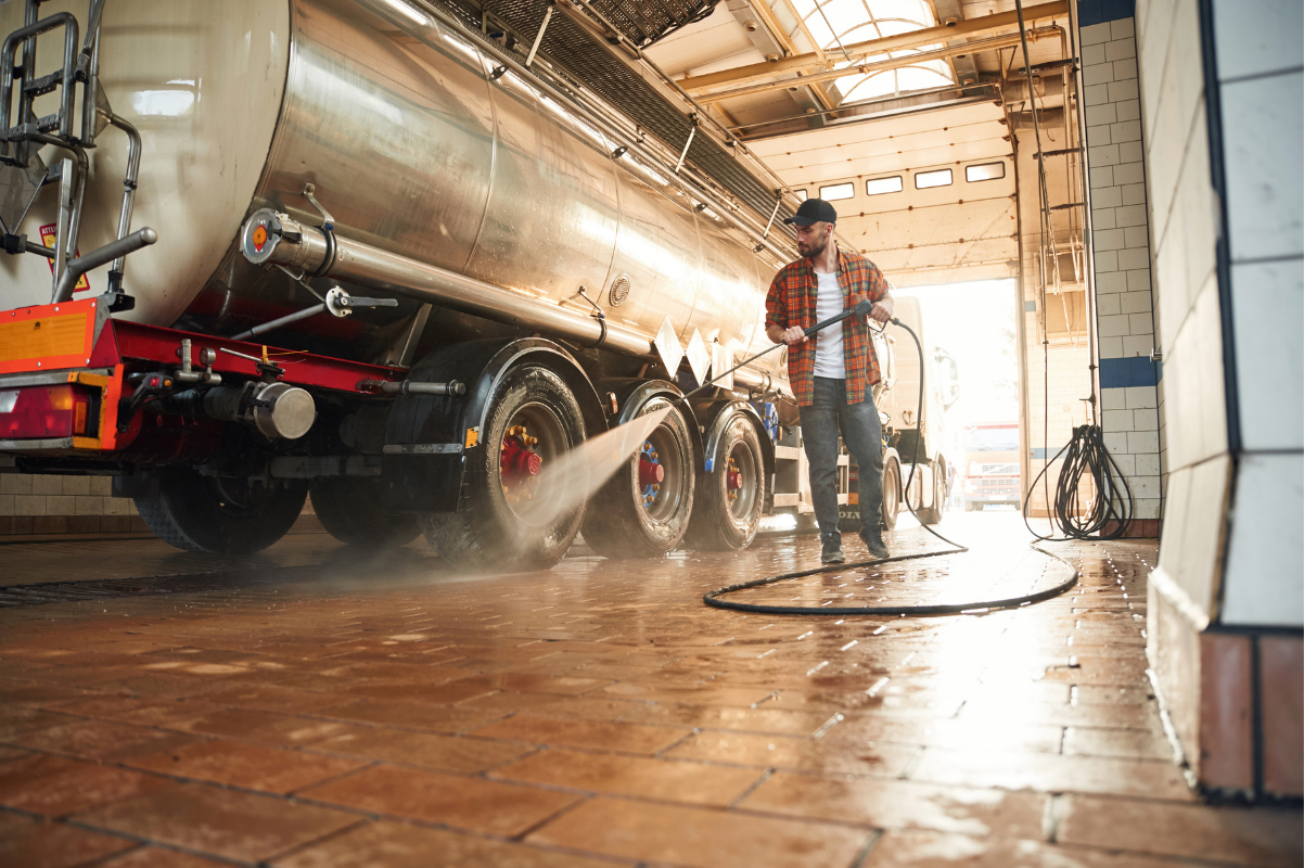 Professionele truckwashinstallatie voor het reinigen van vrachtwagens en bedrijfsvoertuigen