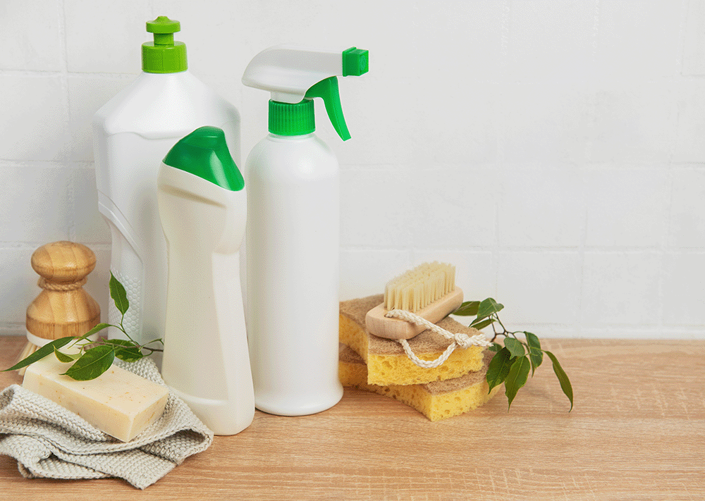 Professionele schoonmaakmedewerker die reinigingsproducten en herbruikbare schoonmaakmaterialen verantwoord gebruikt