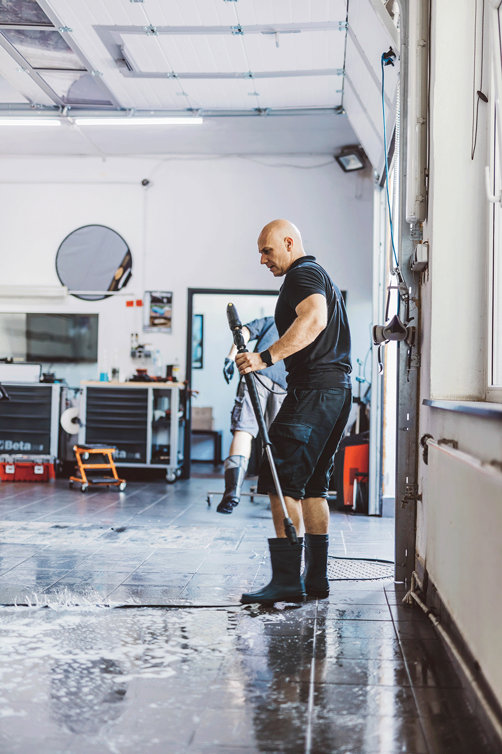 Technisch advies en demonstratie van professionele schoonmaakmachines voor garages