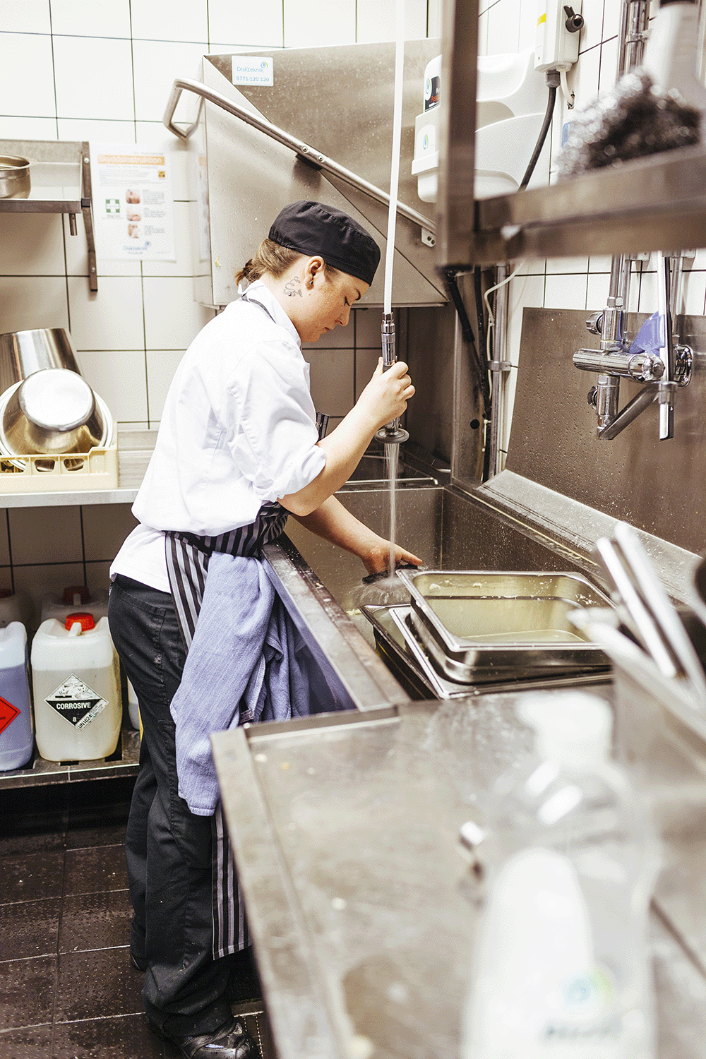 Professionele en hygiënische horecakeuken met verzorgde werkoppervlakken