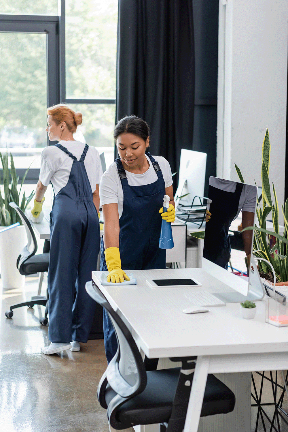 Modern en verzorgd kantoor met professionele schoonmaak en hygiënische werkplekken