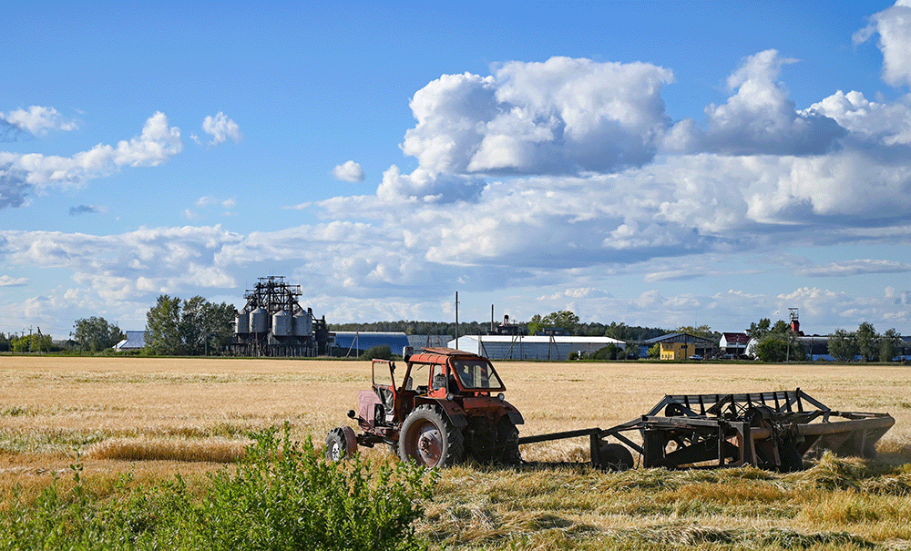 Landbouwtractor en machines in een agrarische omgeving waar professionele reiniging belangrijk is