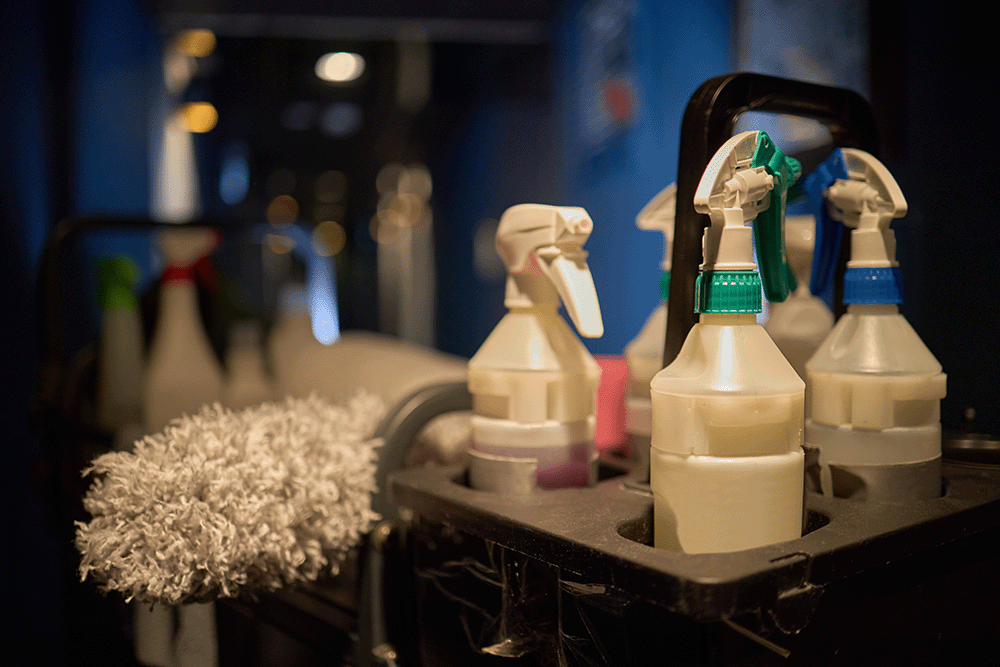 Professionele schoonmaakmaterialen voor zwembadonderhoud